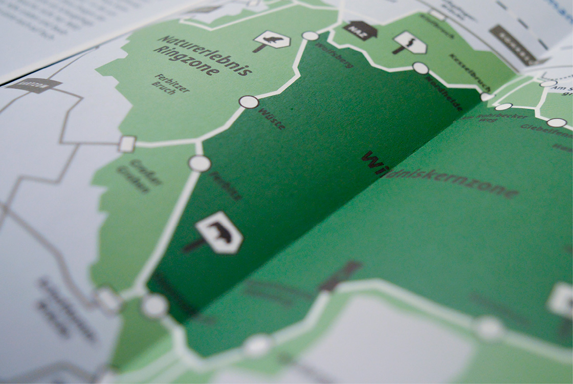 Grafik und Kommunikation: Ausstellungsflyer und interaktive Karte Döberitzer Heide